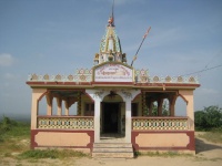 Храм Дхарманатха у подножия горы